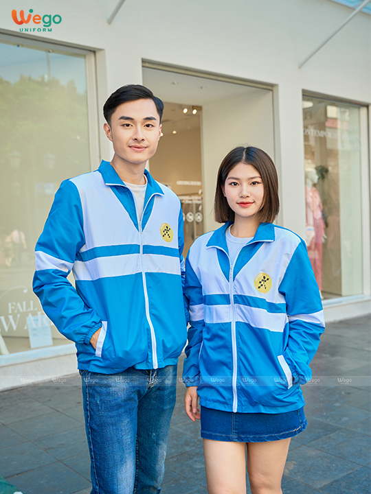 Đồng phục áo gió cozyfree màu xanh biển nhạt phối trắng