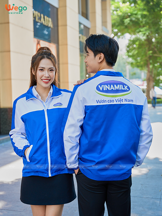 Đồng phục áo gió Cozyfree xanh bích phối trắng